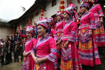 Gorgeous traditional Mulao wedding customs4