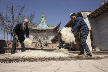 Dongxiang nationality felt rolling skills2