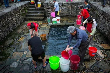 What are the customs of the Lisu traditional festivals?5