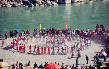 What are the customs of the Lisu traditional festivals?8