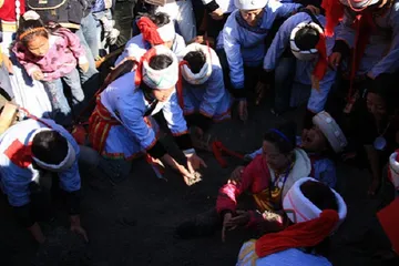 What are the customs of the Lisu traditional festivals?9