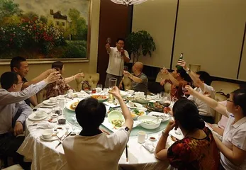 The etiquette of China people on the wine table2