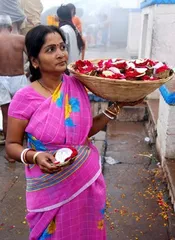 Traditional Indian custom: Beautiful women should not show their legs when wearing clothes2