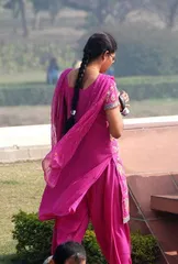 Traditional Indian custom: Beautiful women should not show their legs when wearing clothes6