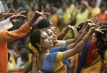 Traditional Indian custom: Beautiful women should not show their legs when wearing clothes9