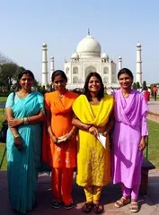 Traditional Indian custom: Beautiful women should not show their legs when wearing clothes11
