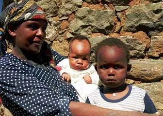 Strange custom of African tribes: mother and daughter can have a body at the same time3