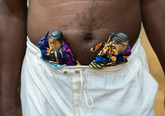 Traditional African tribal customs: Make puppets for dead babies and take good care of them for good luck