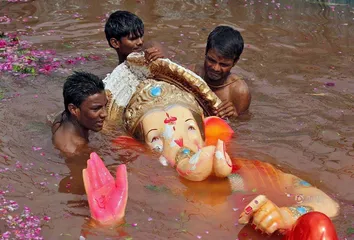 Indians celebrate religious Ganish Day in polluted rivers