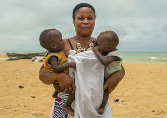 Traditional African tribal customs: Make puppets for dead babies and take good care of them for good luck1