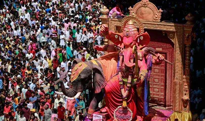 Indians celebrate religious Ganish Day in polluted rivers3