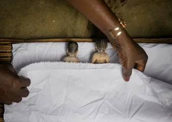 Traditional African tribal customs: Make puppets for dead babies and take good care of them for good luck3