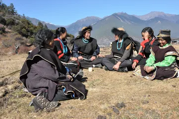 Traditional customs of the Lhoba people