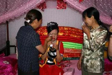Traditional marriage custom in Sichuan: crying for marriage2