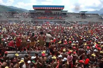Strange and bizarre customs of the Wa people in Cangyuan, Yunnan: "Touch You Black" Carnival, Thousands of people rub mud on each other