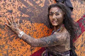 Strange and bizarre customs of the Wa people in Cangyuan, Yunnan: "Touch You Black" Carnival, Thousands of people rub mud on each other1