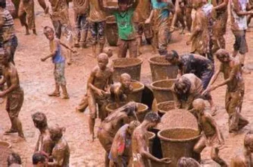 Strange and bizarre customs of the Wa people in Cangyuan, Yunnan: "Touch You Black" Carnival, Thousands of people rub mud on each other2