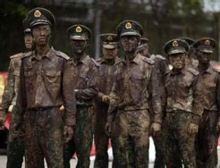 Strange and bizarre customs of the Wa people in Cangyuan, Yunnan: "Touch You Black" Carnival, Thousands of people rub mud on each other4