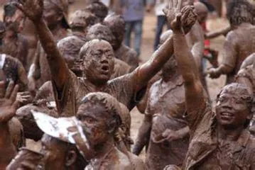 Strange and bizarre customs of the Wa people in Cangyuan, Yunnan: "Touch You Black" Carnival, Thousands of people rub mud on each other5