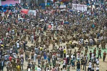 Strange and bizarre customs of the Wa people in Cangyuan, Yunnan: "Touch You Black" Carnival, Thousands of people rub mud on each other6