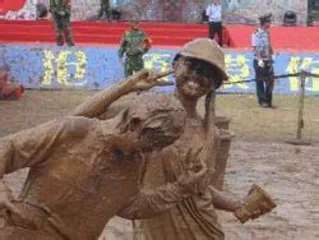 Strange and bizarre customs of the Wa people in Cangyuan, Yunnan: "Touch You Black" Carnival, Thousands of people rub mud on each other7