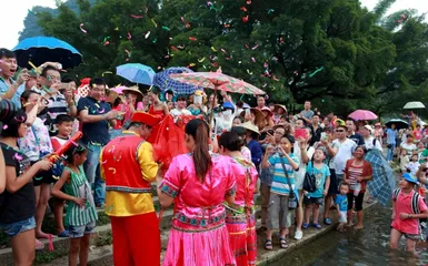 What are the customs and habits of the Zhuang nationality?4