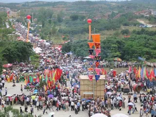 What are the customs and habits of the Zhuang nationality?6