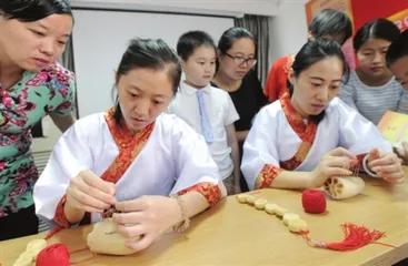 What are the customs of Valentine's Day in China?