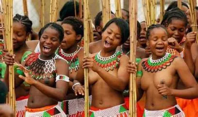 Hundreds of thousands of unmarried girls in Africa topless and topless participate in the Reed Festival in Eswatini to run for Princess1