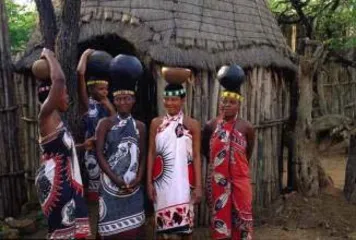 A unique custom of the Zulu people in Africa--a young girl verifies a virgin and receives a "virgin certificate"3