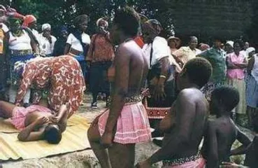 A unique custom of the Zulu people in Africa--a young girl verifies a virgin and receives a "virgin certificate"4