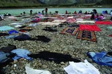 Traditional customs and customs on the Xizang Plateau, Gama Riji is the bathing festival, the girl bathes naked in the river1