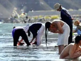 Traditional customs and customs on the Xizang Plateau, Gama Riji is the bathing festival, the girl bathes naked in the river2