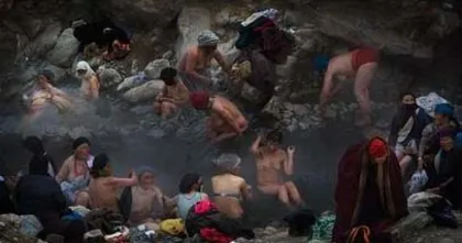 Traditional customs and customs on the Xizang Plateau, Gama Riji is the bathing festival, the girl bathes naked in the river3