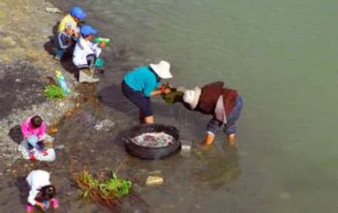Traditional customs and customs on the Xizang Plateau, Gama Riji is the bathing festival, the girl bathes naked in the river4