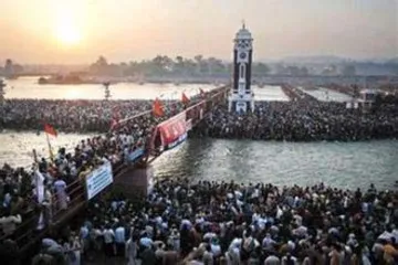 India's craziest religious worship of the "Great Pot Festival" Tens of millions of pilgrims bathing naked in the Ganges River