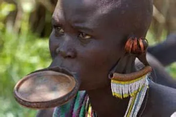 Original tribes in Africa have strange customs-Why do Mursi women like big mouths?