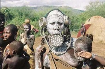 Original tribes in Africa have strange customs-Why do Mursi women like big mouths?1