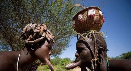 Original tribes in Africa have strange customs-Why do Mursi women like big mouths?2