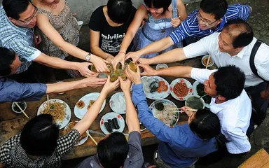 The etiquette of China people on the wine table