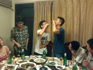 The etiquette of China people on the wine table1