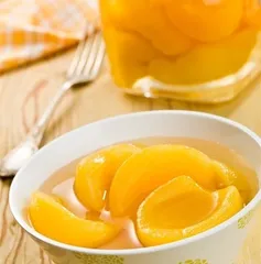 Eating mooncakes and drinking hawthorn tea for slimming during the Mid-Autumn Festival
