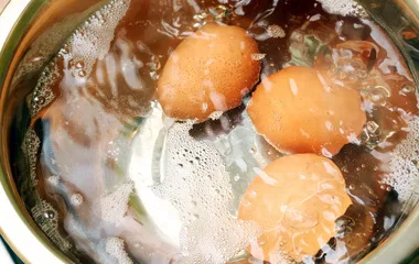 Eating mooncakes and drinking hawthorn tea for slimming during the Mid-Autumn Festival7