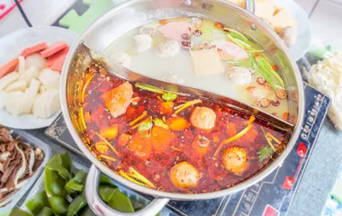 Eating mooncakes and drinking hawthorn tea for slimming during the Mid-Autumn Festival8