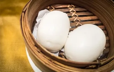 A delicious diet meal with hot noodles and steamed dumplings12