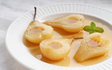 A delicious diet meal with hot noodles and steamed dumplings19