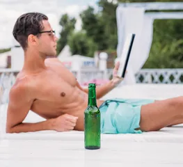 Cameron took a break to practice yoga on set (photo)