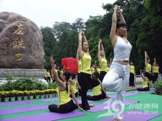 Hundreds of beautiful women display yoga in Hengshan, Nanyue