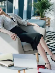 8 small gymnastics and yoga moves on the chair to fight office syndrome1