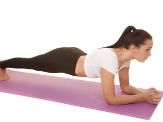 Home fitness yoga relieves indigestion symptoms (picture)